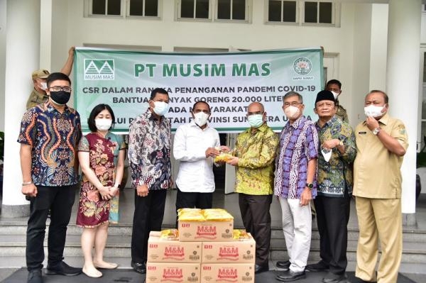 Terima Bantuan 20.000 Liter Minyak Goreng untuk Terdampak Covid-19, Gubernur Edy Rahmayadi Apresiasi PT Musim Mas dan GAPKI